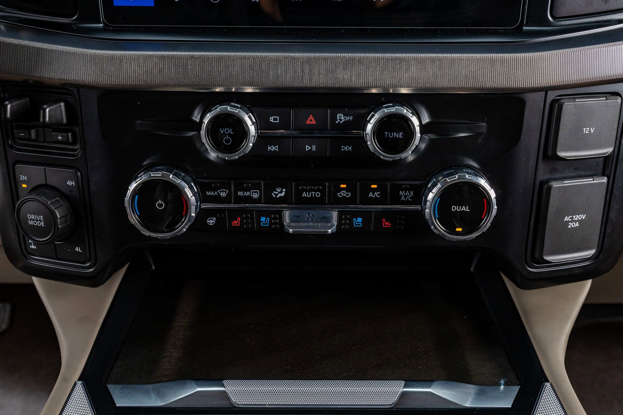 Used 2025 Ford F250 Platinum w/ Platinum Plus Package image 28