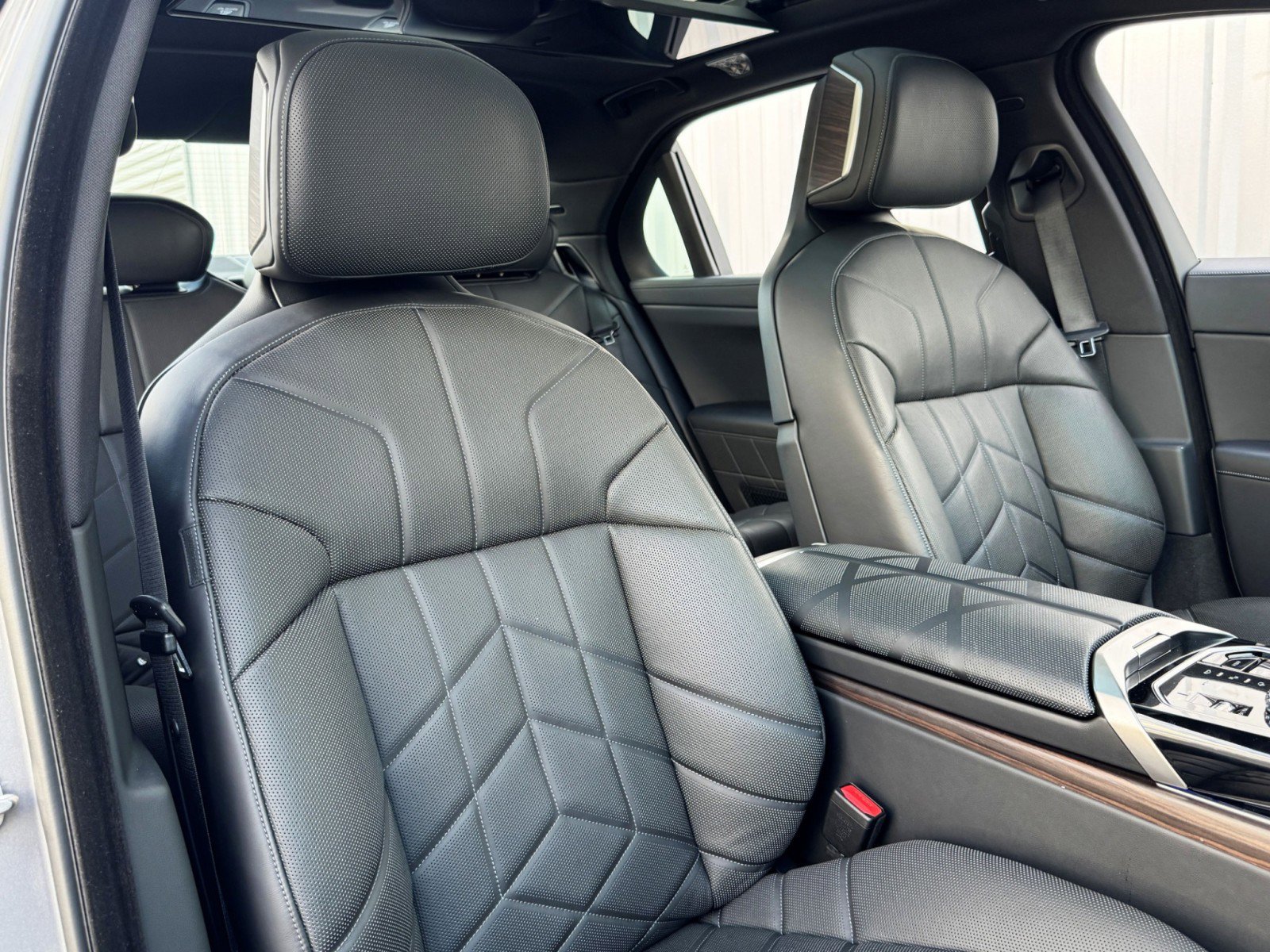 Used 2023 BMW i7 xDrive60 image 44