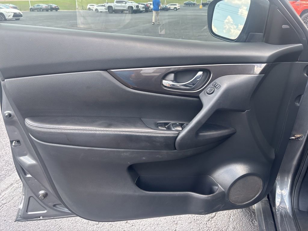 Used 2019 Nissan Rogue S w/ Special Edition Package FWD image 7