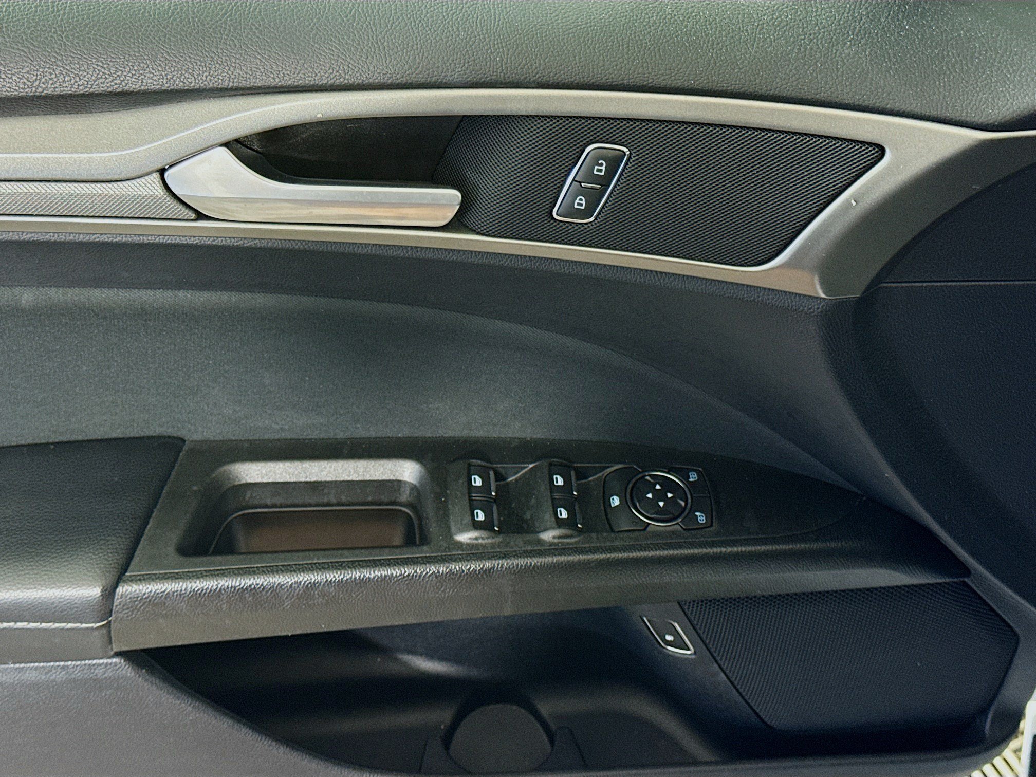 Used 2020 Ford Fusion SE FWD image 24