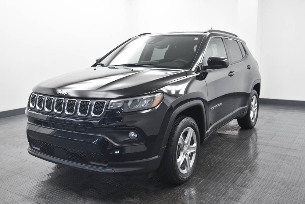 Used 2023 Jeep Compass Latitude image 3