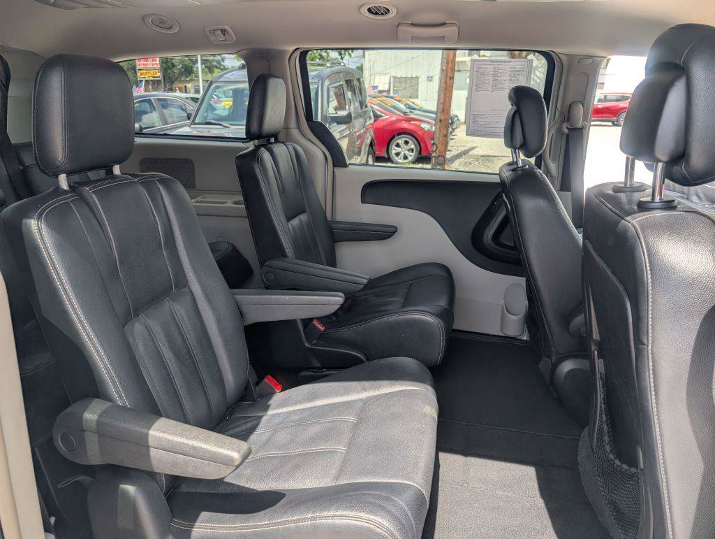 Used 2014 Chrysler Town & Country Touring FWD image 14