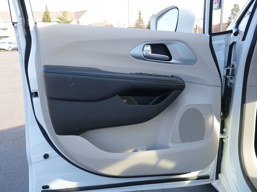 Used 2018 Chrysler Pacifica Touring Plus image 14