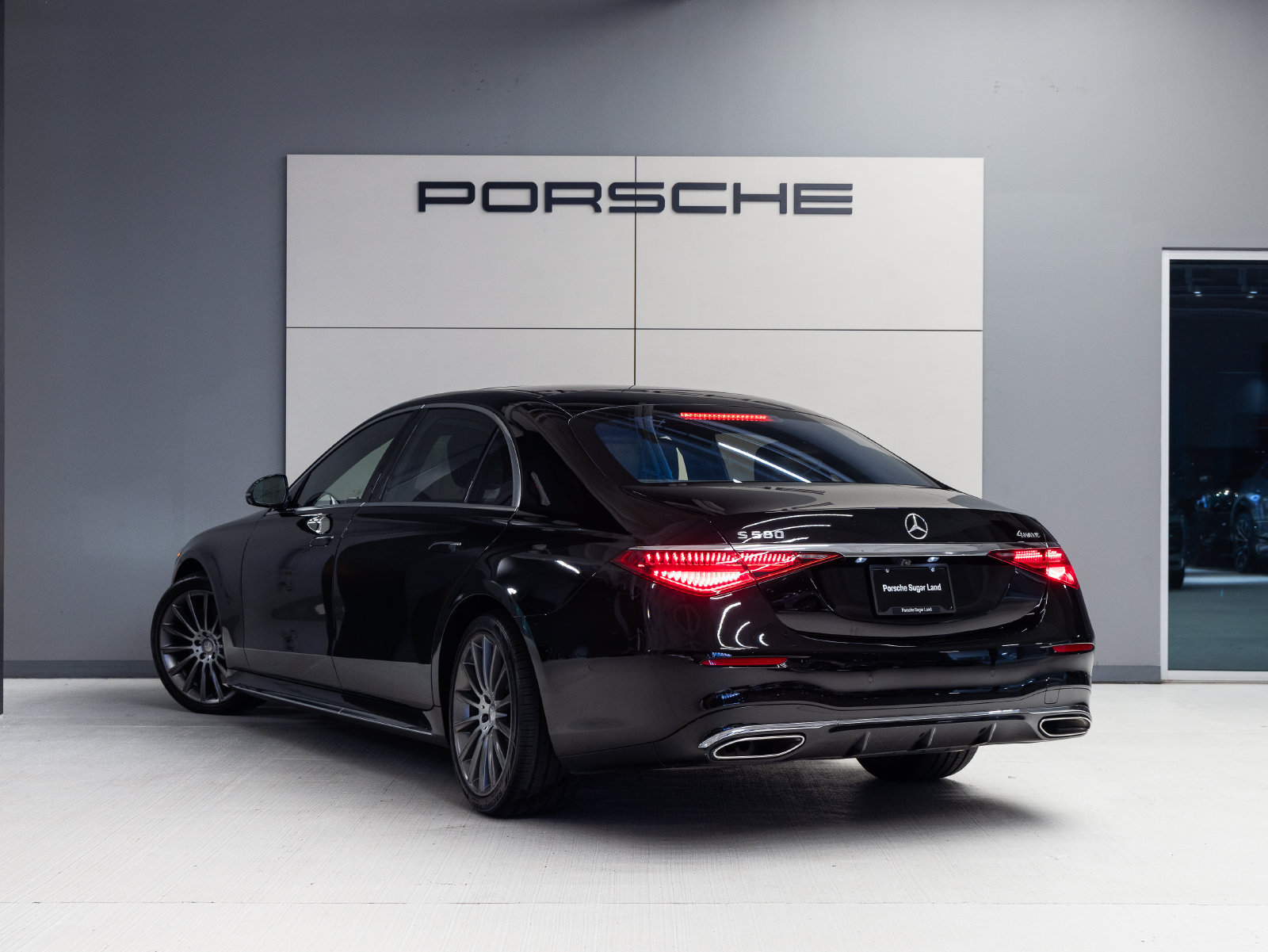 Used 2023 Mercedes-Benz S 580 4MATIC Sedan image 3