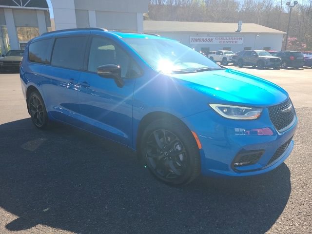 New 2026 Chrysler Pacifica Limited AWD/4WD image 7