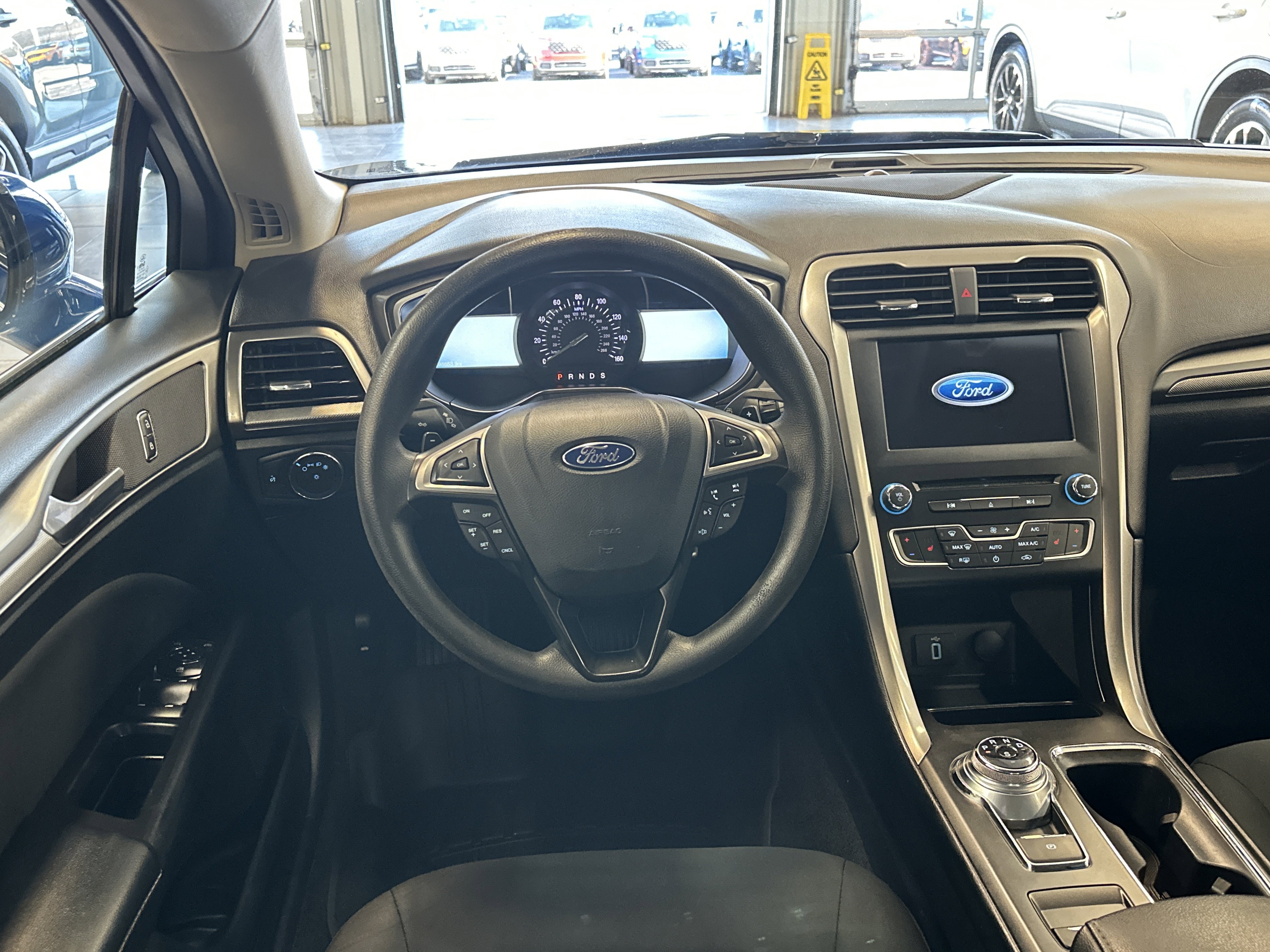 Used 2017 Ford Fusion SE w/ Fusion SE Technology Package image 2