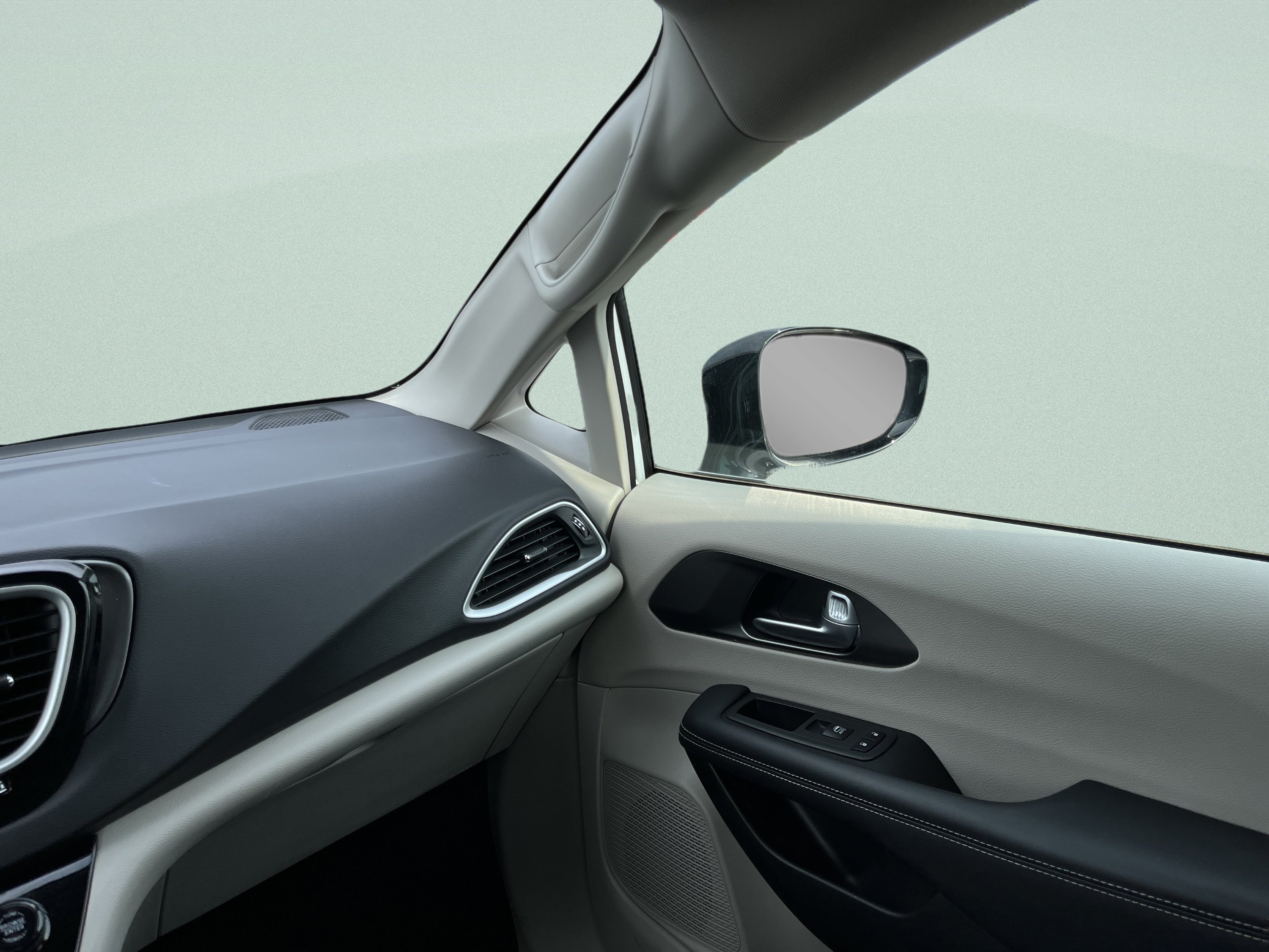 Used 2024 Chrysler Pacifica Touring-L FWD image 9