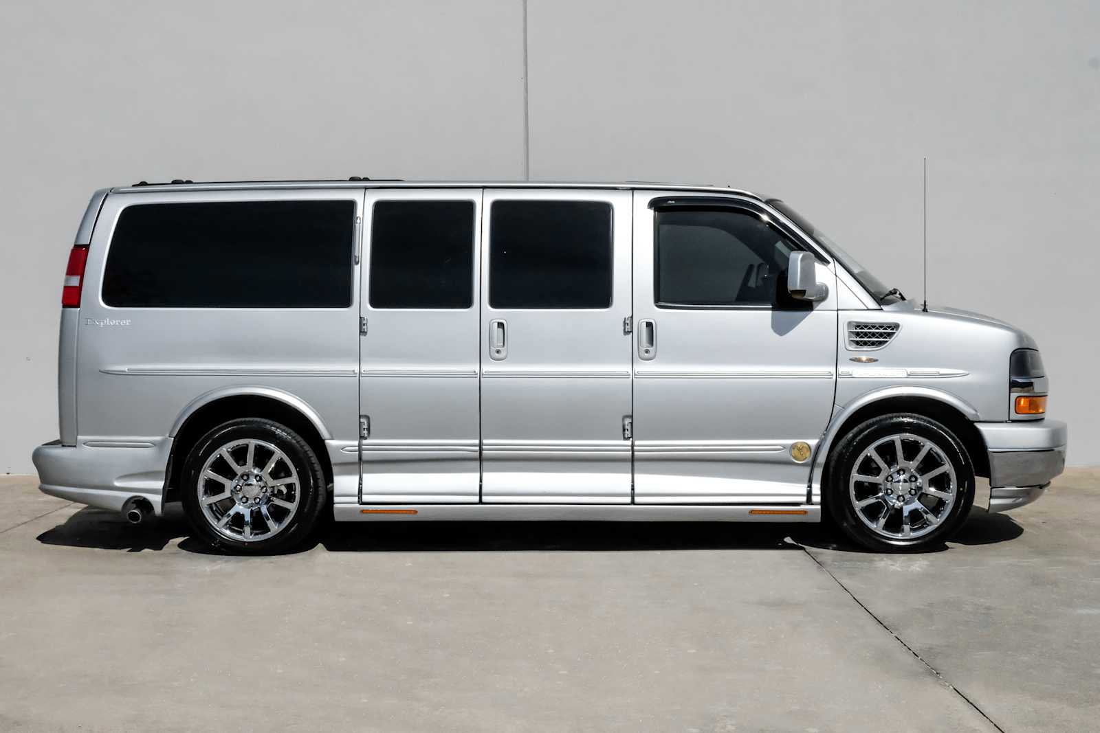 Used 2011 Chevrolet Express 1500 image 8