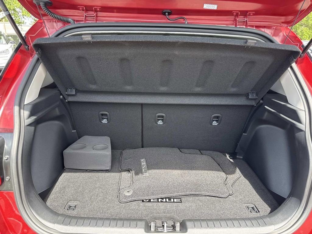 Used 2024 Hyundai Venue SEL FWD image 11