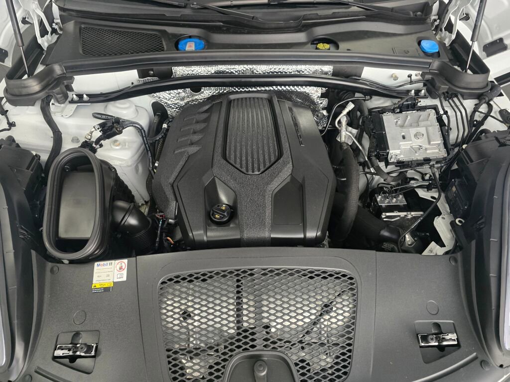 Certified 2023 Porsche Macan AWD/4WD image 11