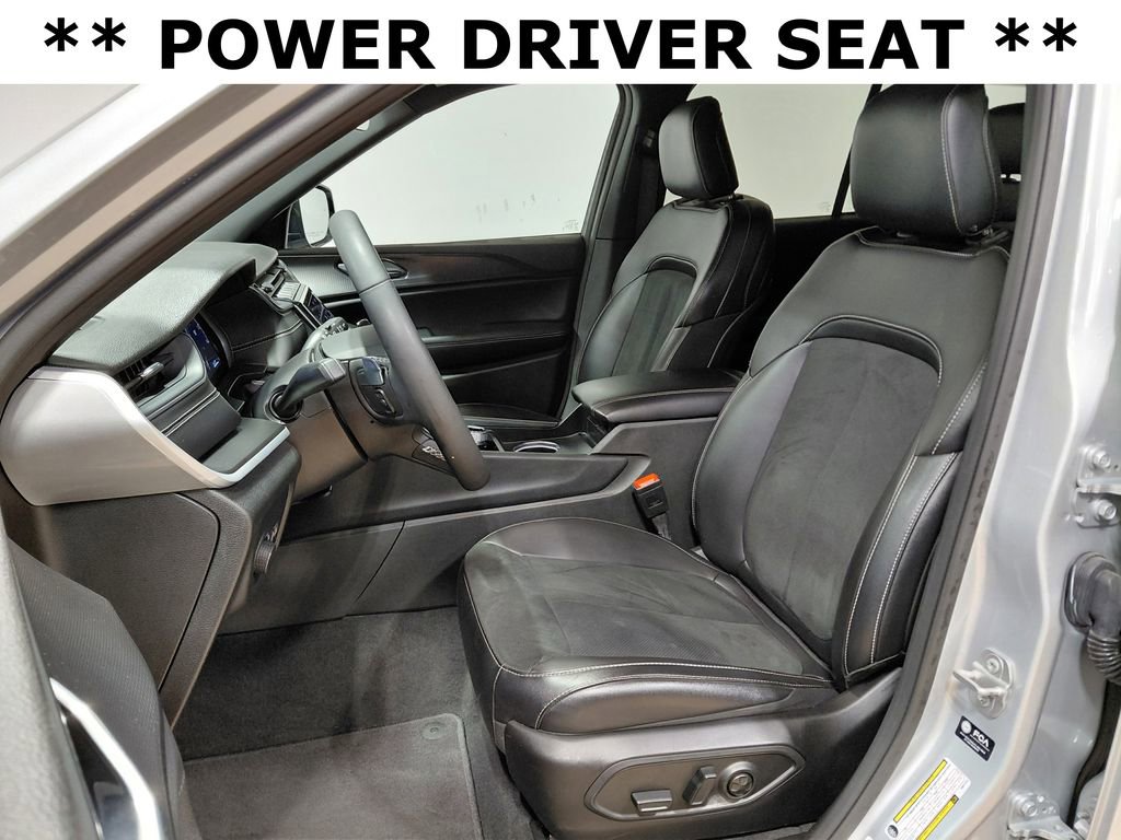 Certified 2025 Jeep Grand Cherokee Altitude AWD/4WD image 18