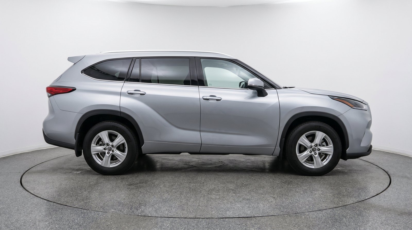Used 2025 Toyota Highlander LE FWD image 11