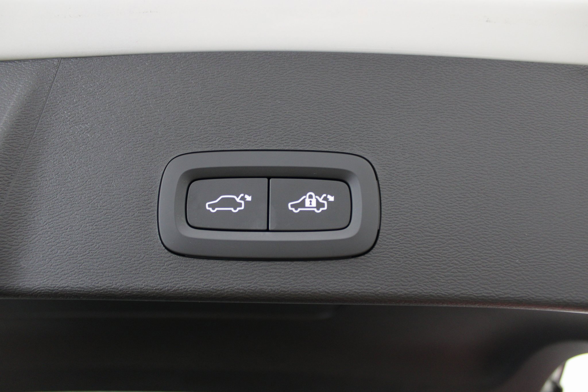 Used 2025 Volvo XC40 B5 Plus image 18