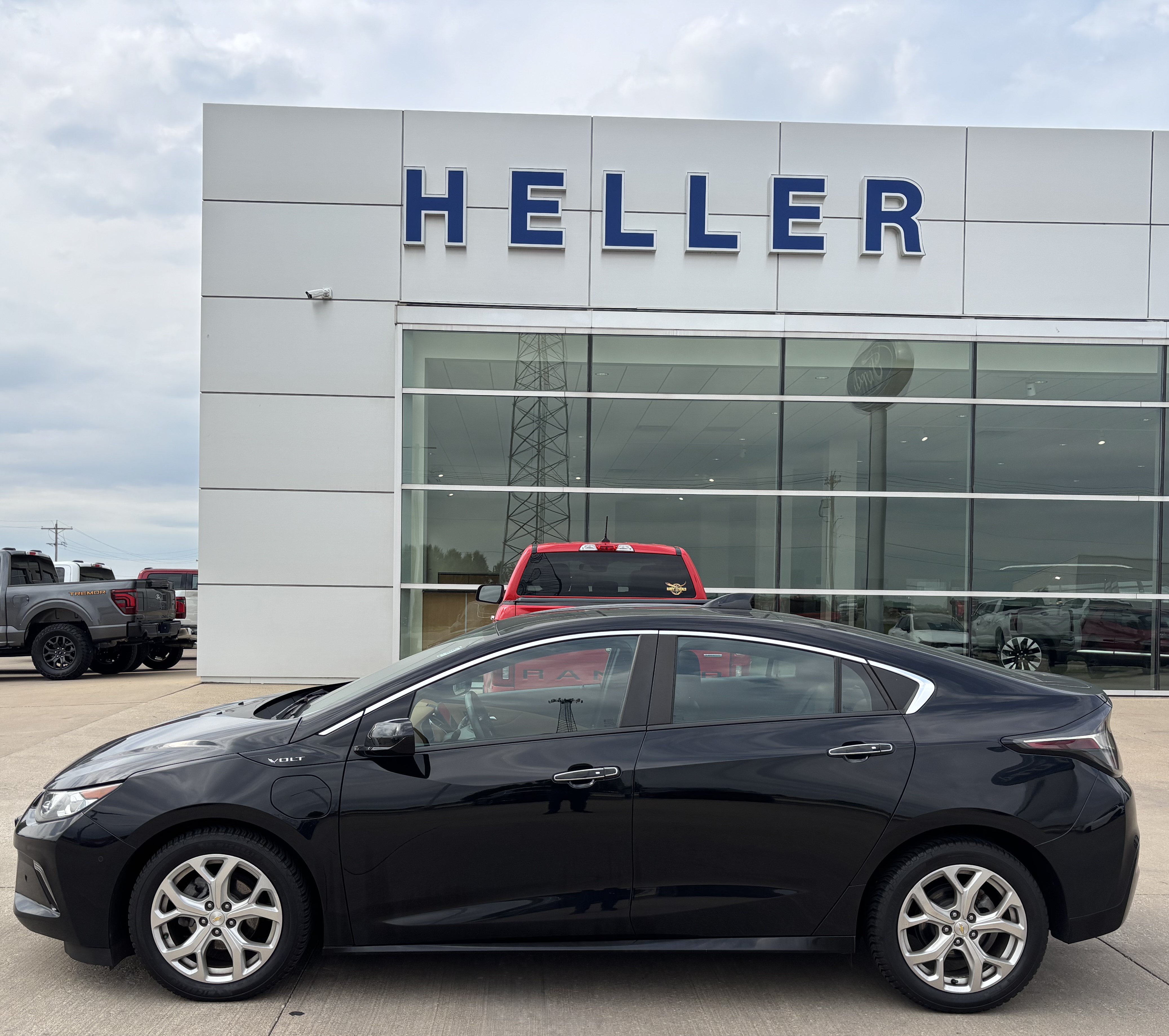 Used 2016 Chevrolet Volt Premier w/ Driver Confidence Package FWD image 3