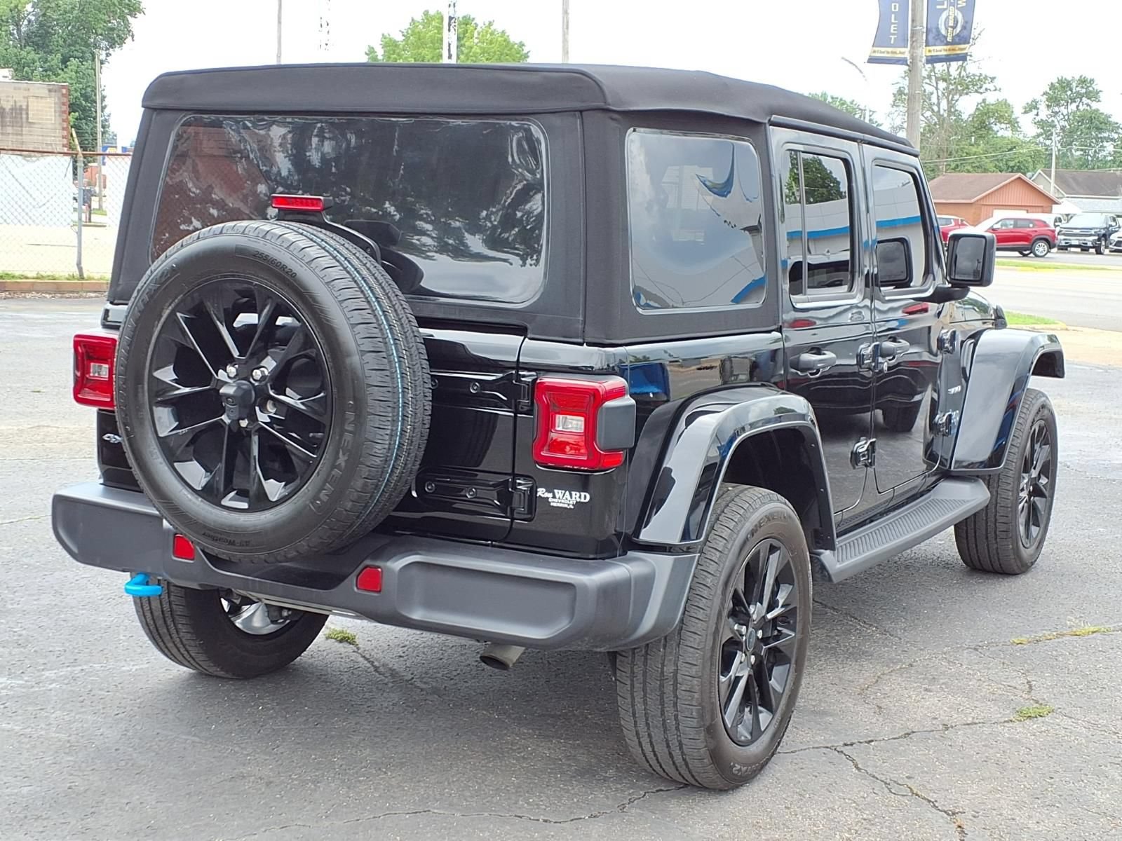 Used 2024 Jeep Wrangler Unlimited Sahara w/ Technology Group AWD/4WD image 2