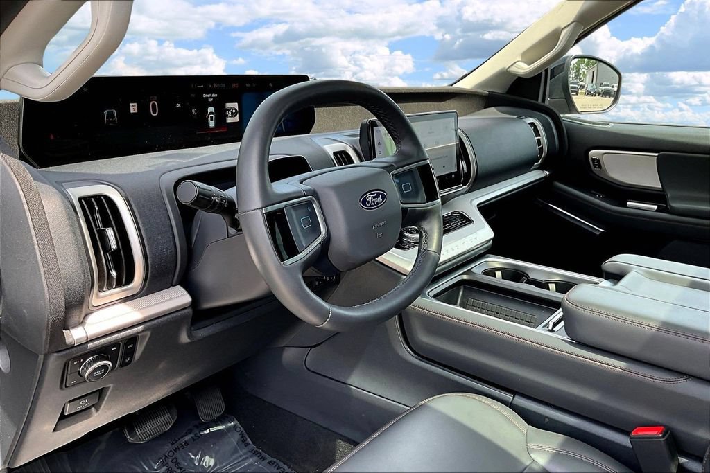 Used 2025 Ford Expedition Active AWD/4WD image 19