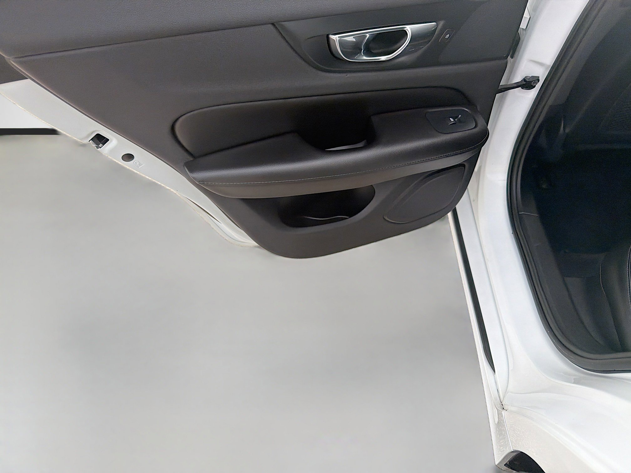 Used 2020 Volvo S60 T5 Momentum image 24