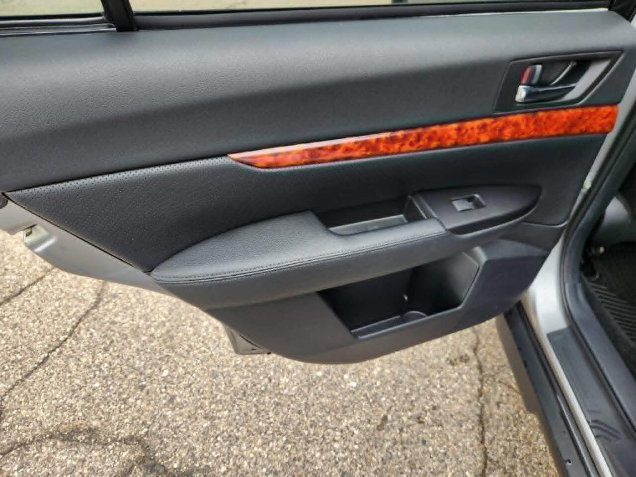 Used 2011 Subaru Outback 2.5i Limited image 12