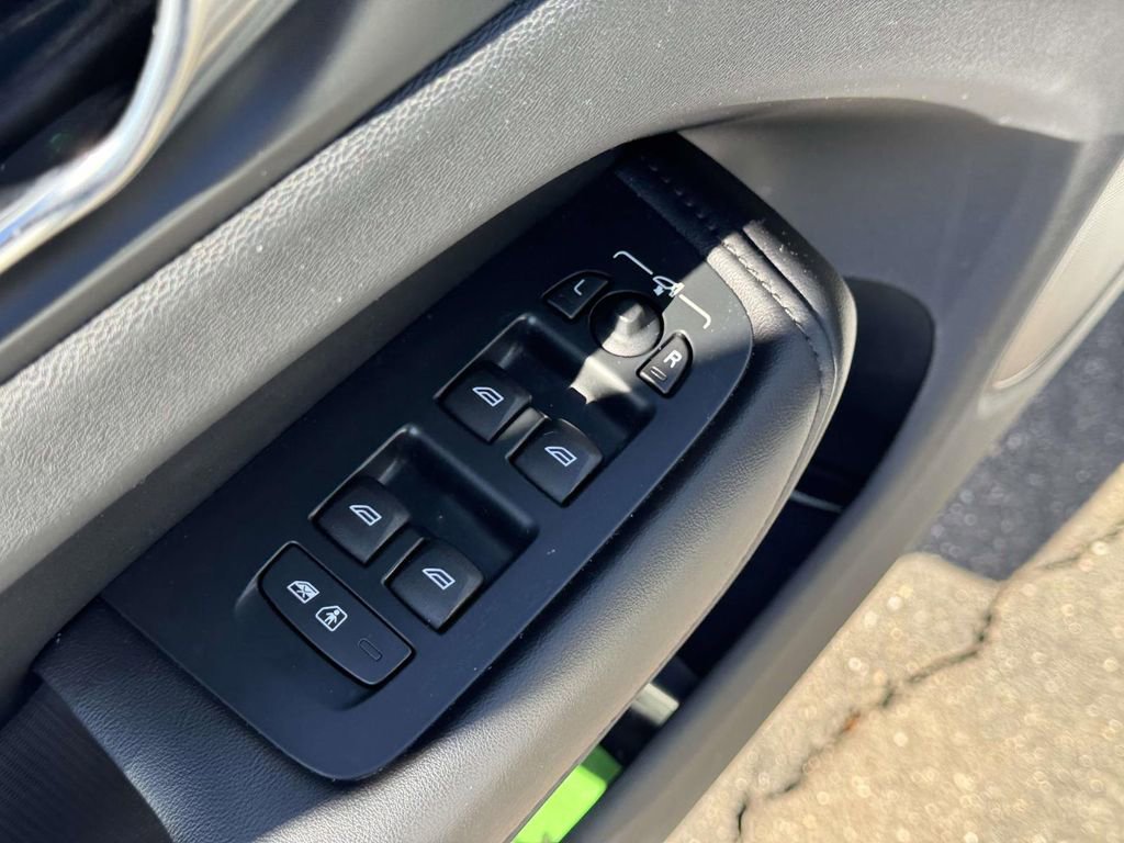 Certified 2023 Volvo XC60 B5 Plus w/ Climate Package image 15