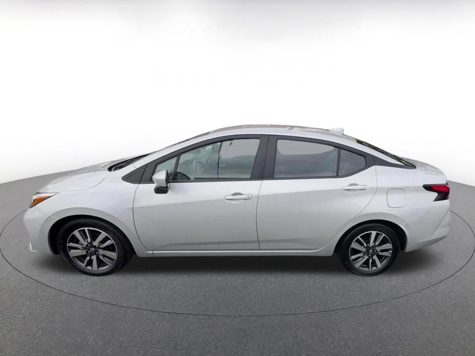 Used 2025 Nissan Versa SV FWD image 9