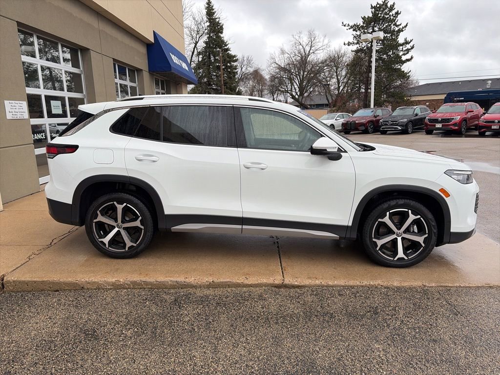 Certified 2025 Volkswagen Tiguan SE image 10