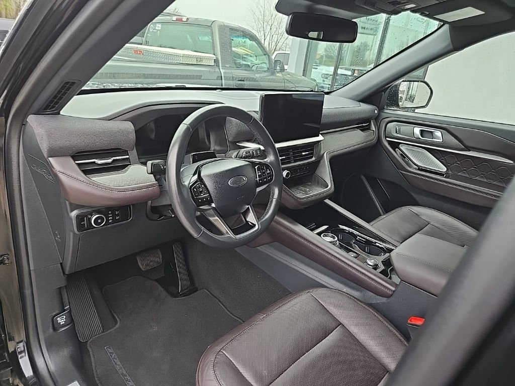Used 2025 Ford Explorer Platinum w/ LUX Leather Package AWD/4WD image 36