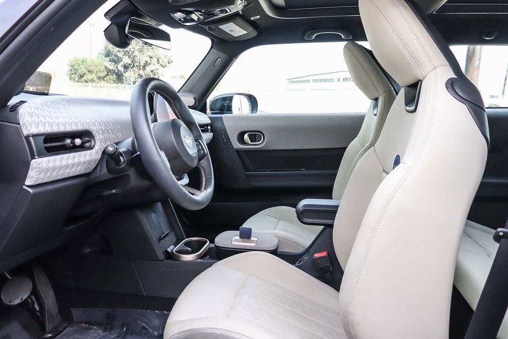 Used 2025 MINI Cooper 2-Door Hardtop image 18