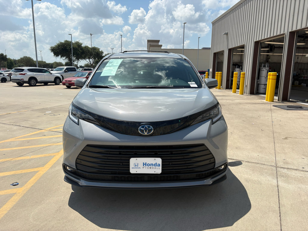 Used 2025 Toyota Sienna XLE Woodland Edition AWD/4WD image 3