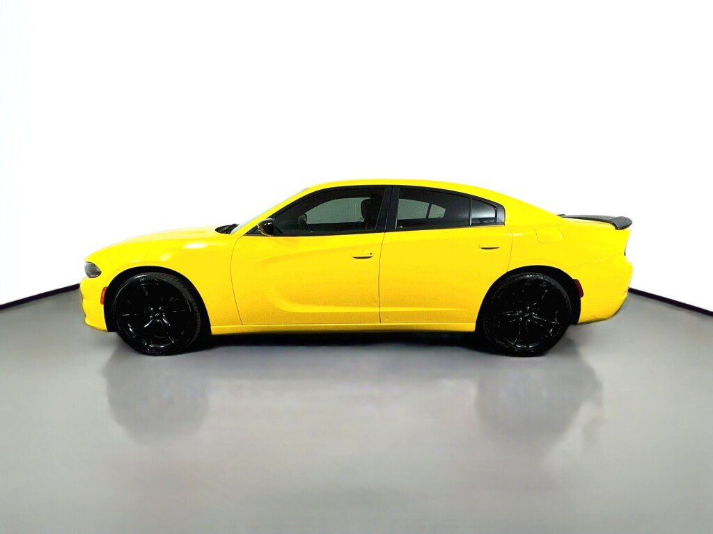 Used 2017 Dodge Charger SE w/ Blacktop Package RWD image 2