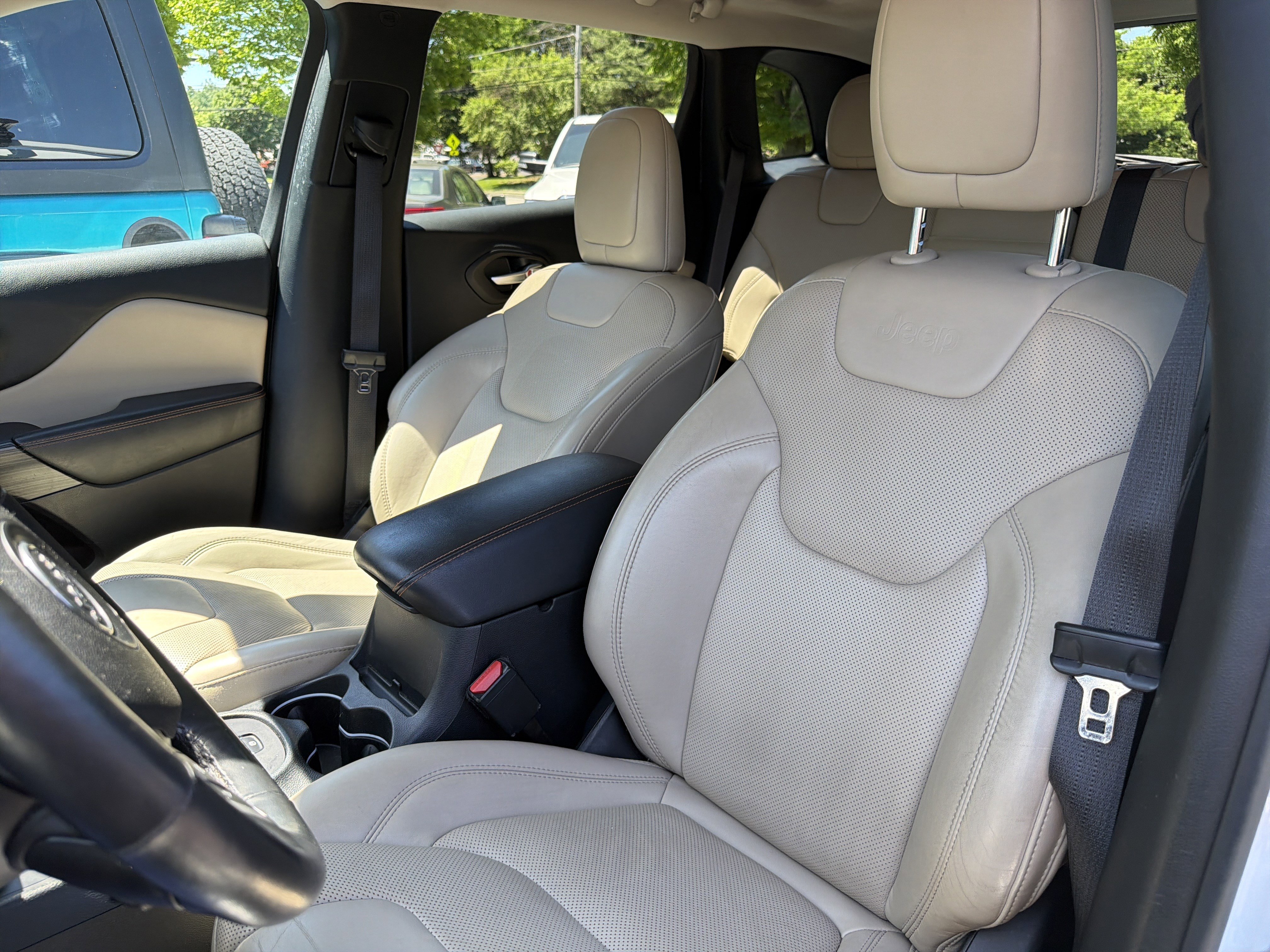 Used 2016 Jeep Cherokee Limited w/ Luxury Group AWD/4WD image 17
