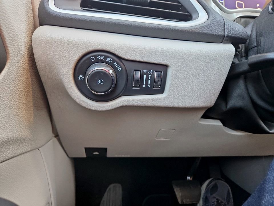 Used 2024 Chrysler Pacifica Touring-L image 21