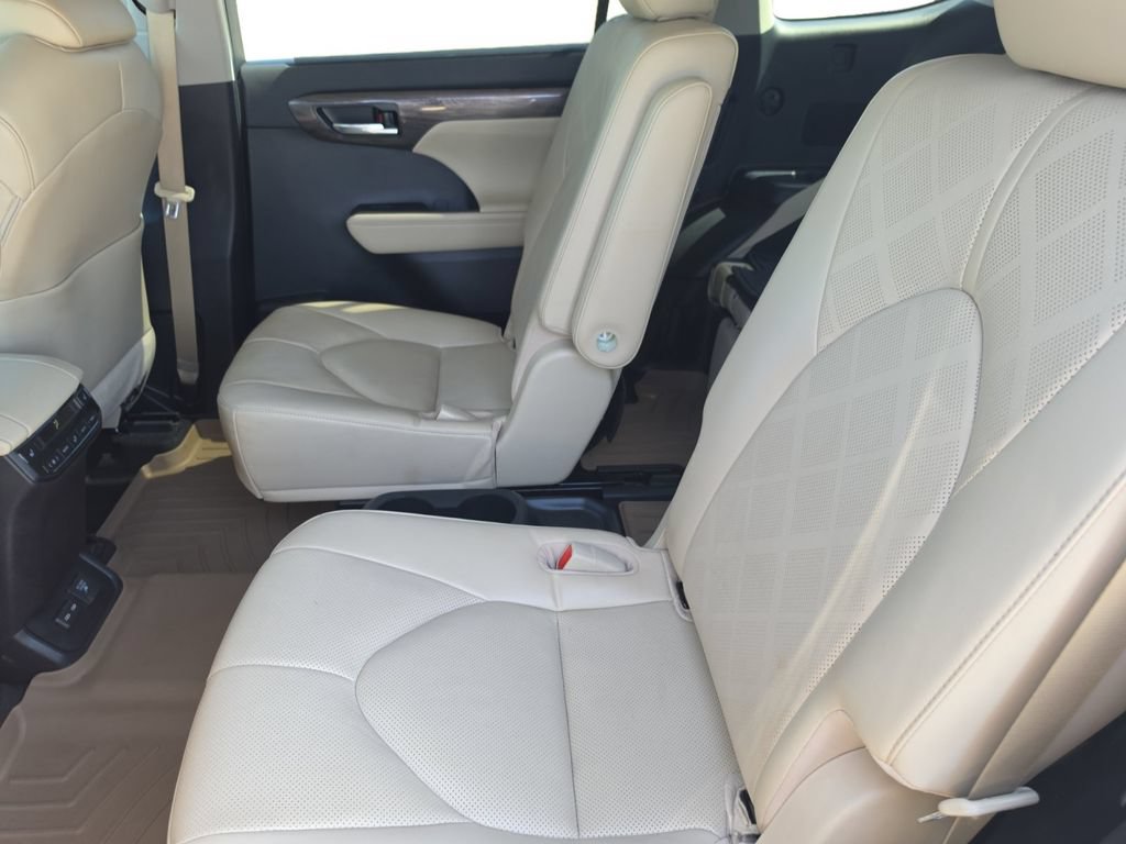 Used 2023 Toyota Highlander Platinum FWD image 16