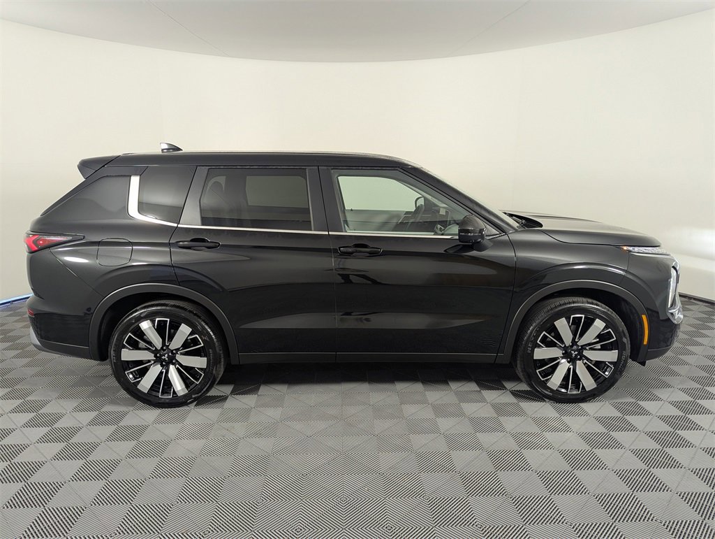 Used 2025 Mitsubishi Outlander SE image 4