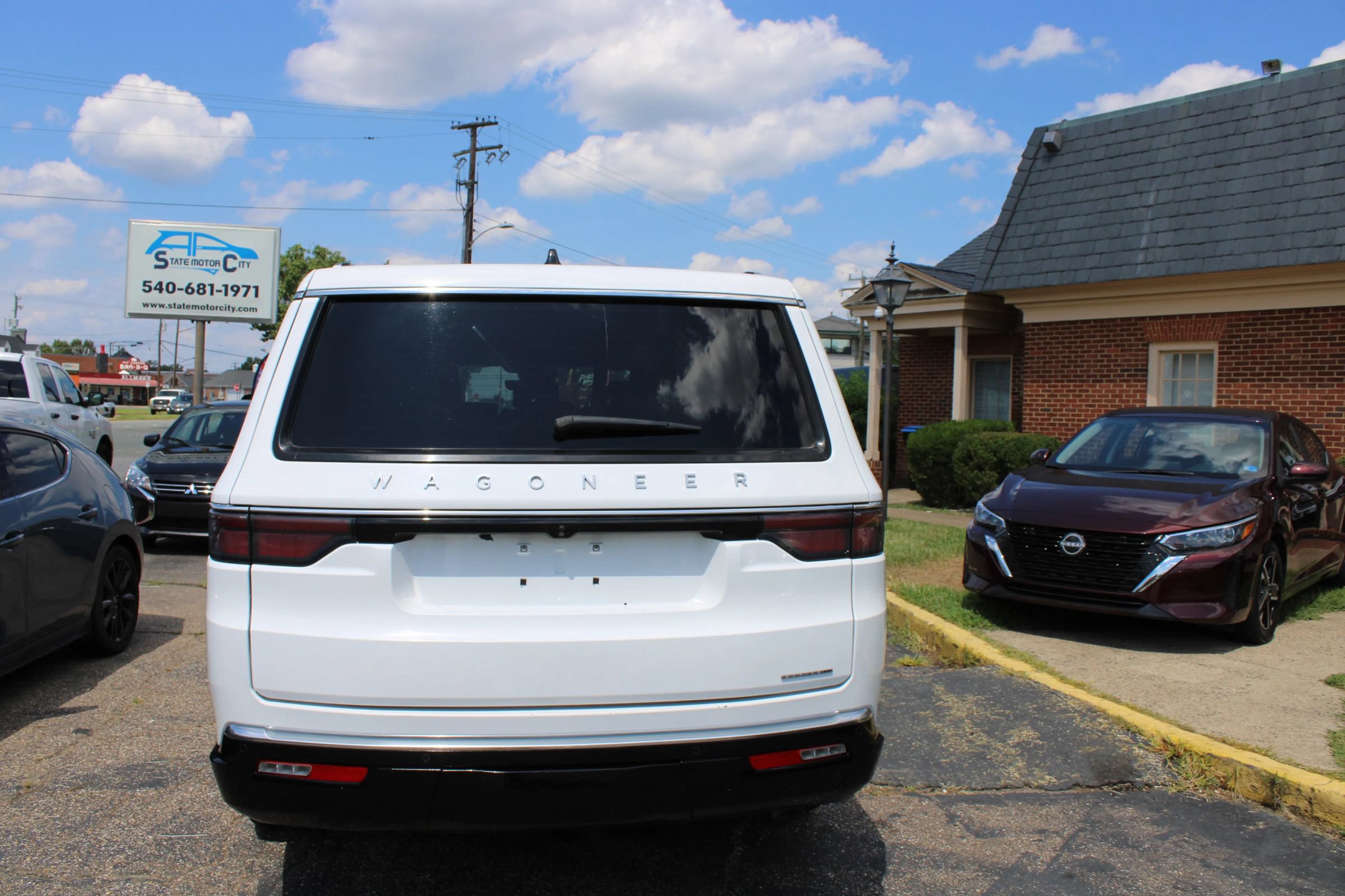 Used 2024 Jeep Wagoneer L Series II w/ Flexible Seating Group AWD/4WD image 3
