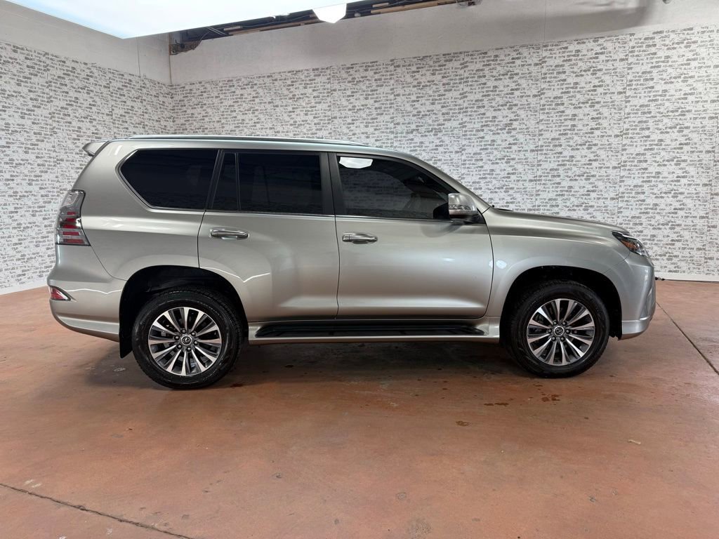 Used 2023 Lexus GX 460 Luxury w/ Accessory Package image 8