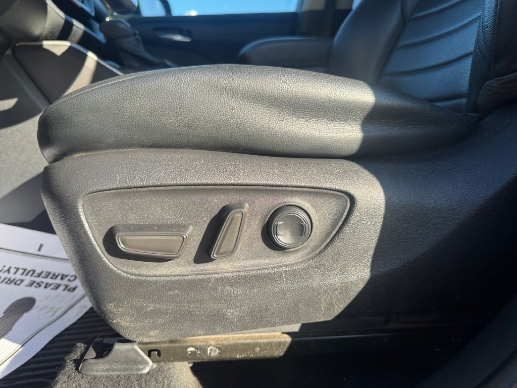 Used 2022 Toyota Highlander XLE AWD/4WD image 12