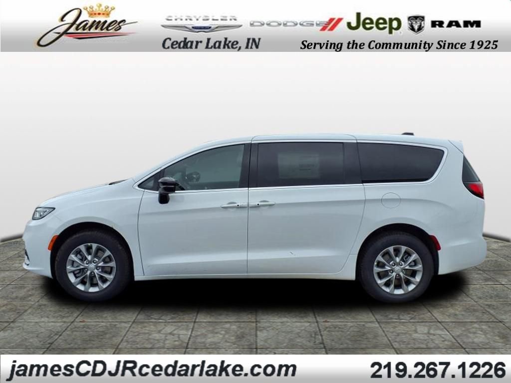 New 2026 Chrysler Pacifica Select image 2