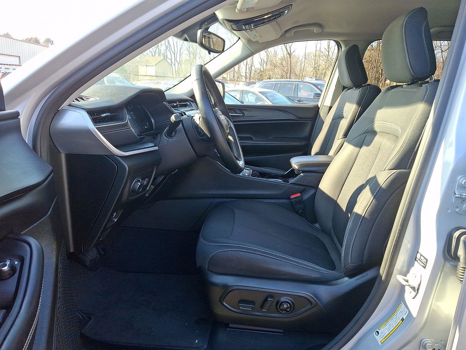 Certified 2023 Jeep Grand Cherokee Laredo image 15