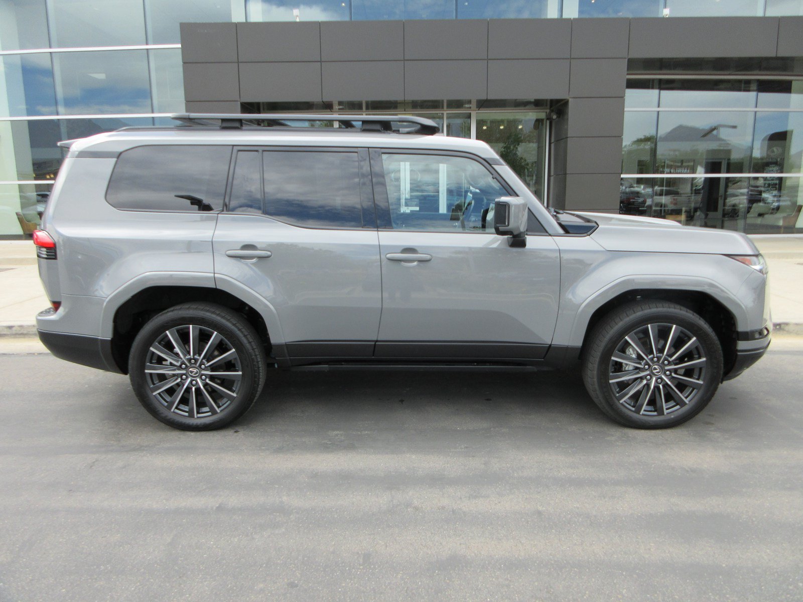 Used 2024 Lexus GX 550 w/ Accessory Package (31) AWD/4WD image 11