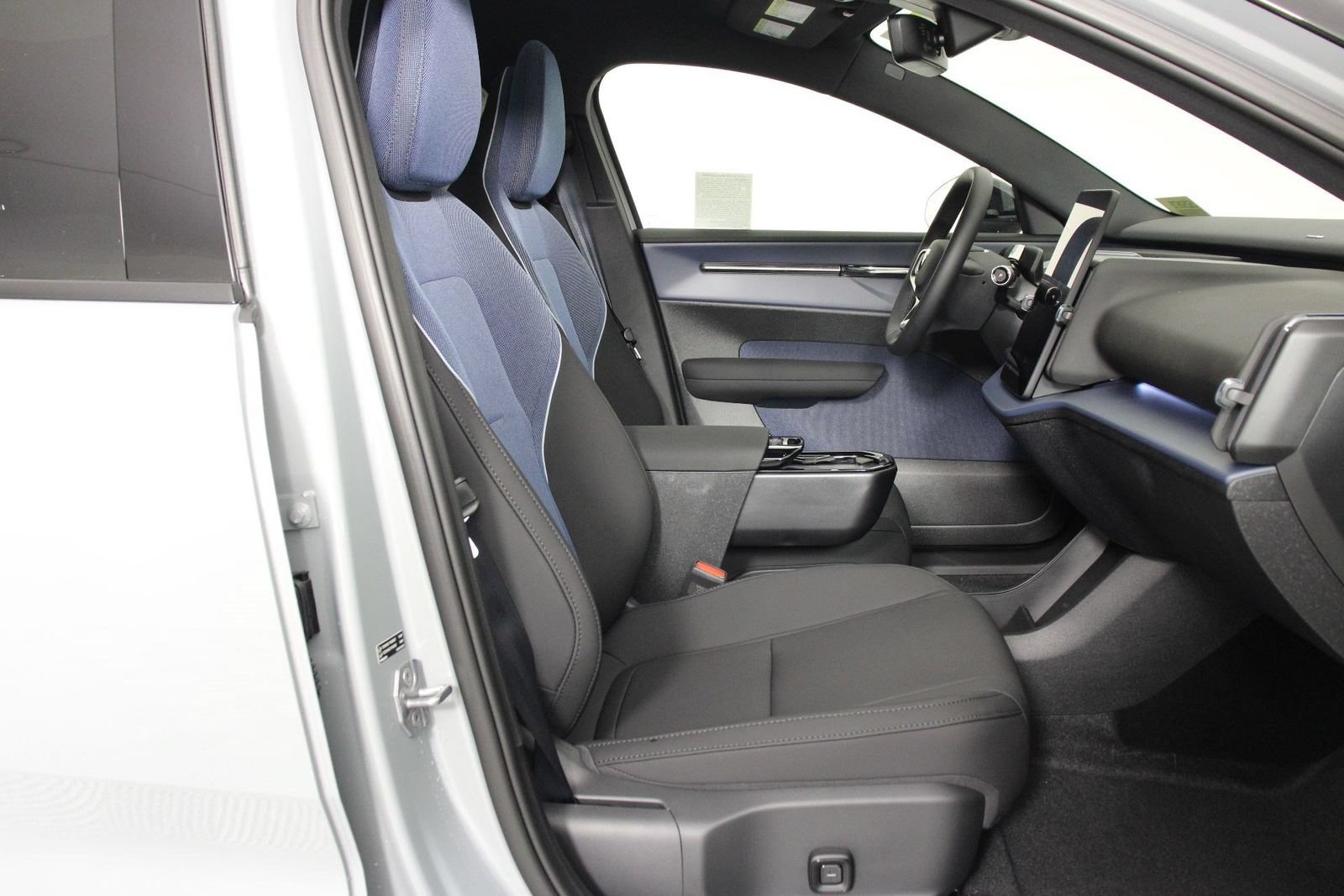 New 2026 Volvo EX30 Plus AWD/4WD image 10