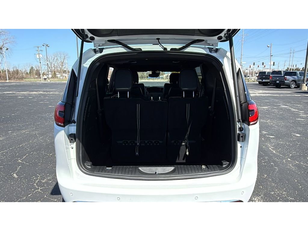 Used 2025 Chrysler Pacifica Select image 7