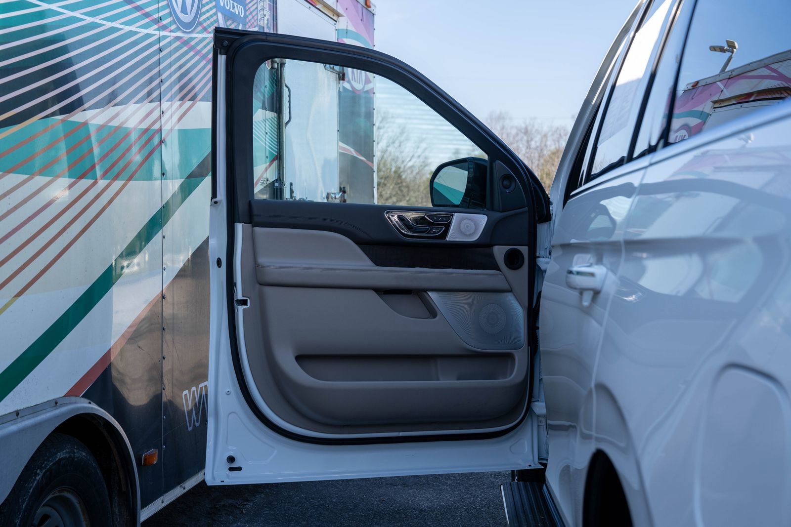 Used 2024 Lincoln Navigator Reserve image 16