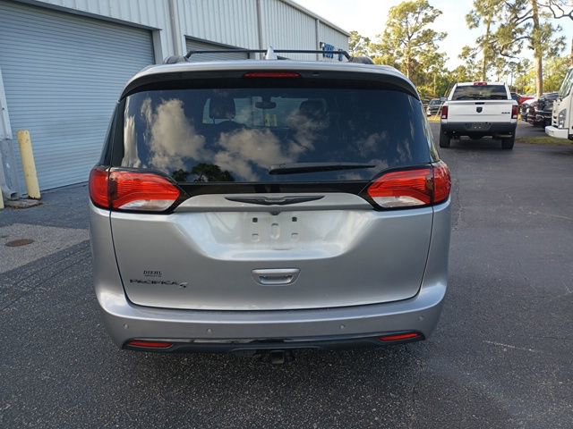 Used 2019 Chrysler Pacifica Touring-L image 4