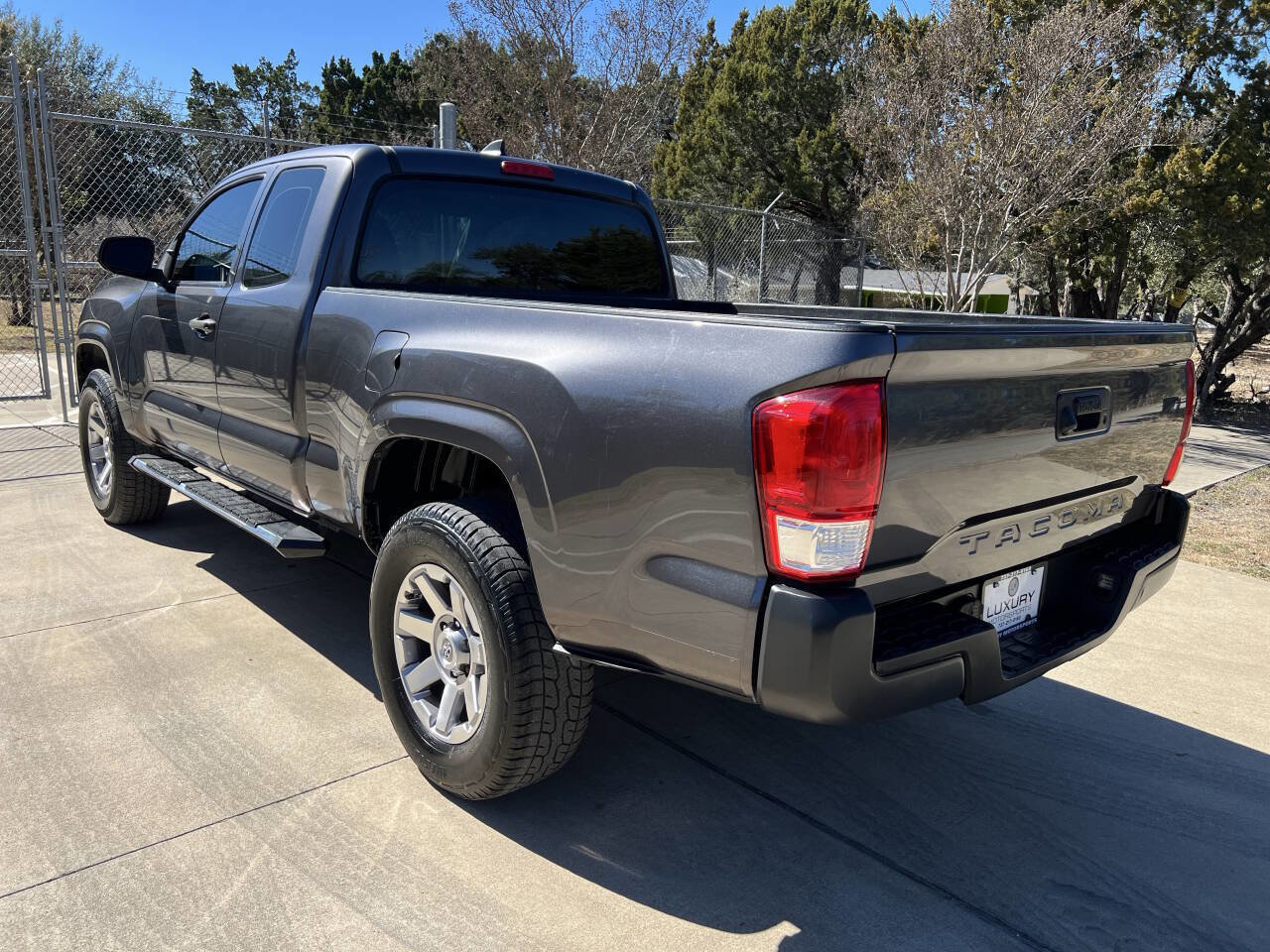 Used 2017 Toyota Tacoma SR image 9