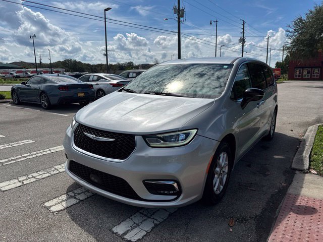 Used 2024 Chrysler Pacifica Touring-L FWD image 4