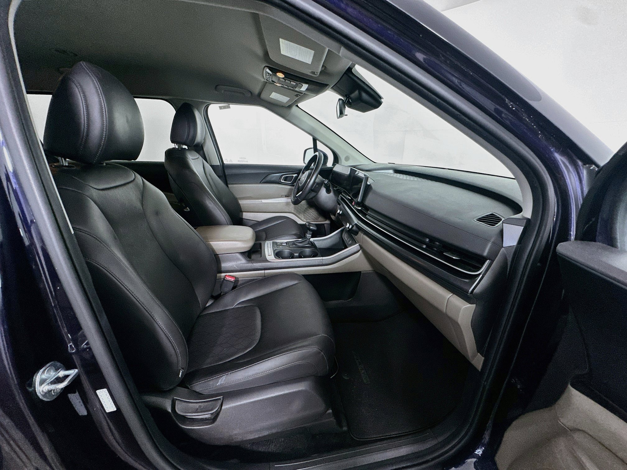 Used 2025 Kia Carnival FWD image 30