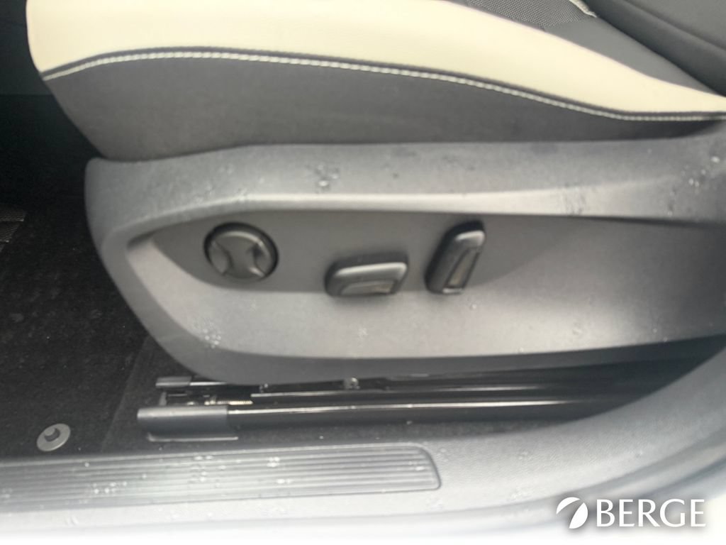 Used 2025 Volkswagen Taos SE FWD image 14