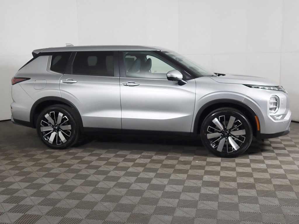 New 2025 Mitsubishi Outlander SE image 16