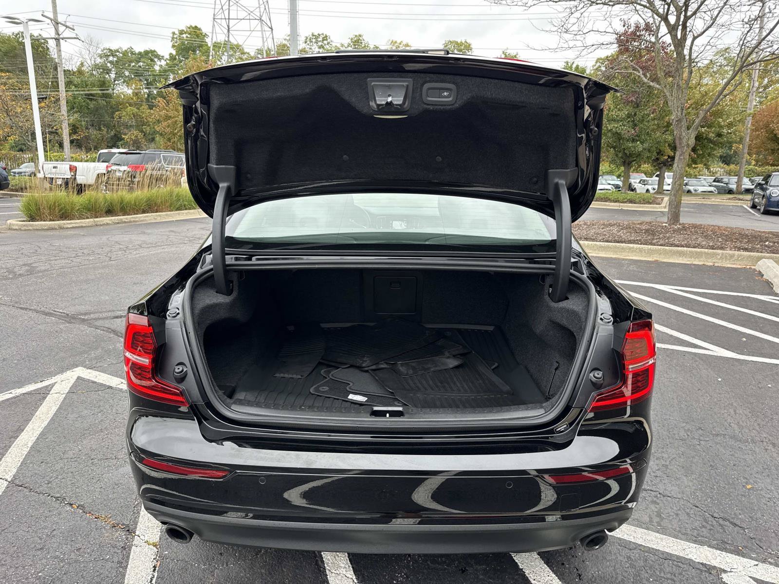 Used 2019 Volvo S60 T5 Momentum w/ Premium Package FWD image 9