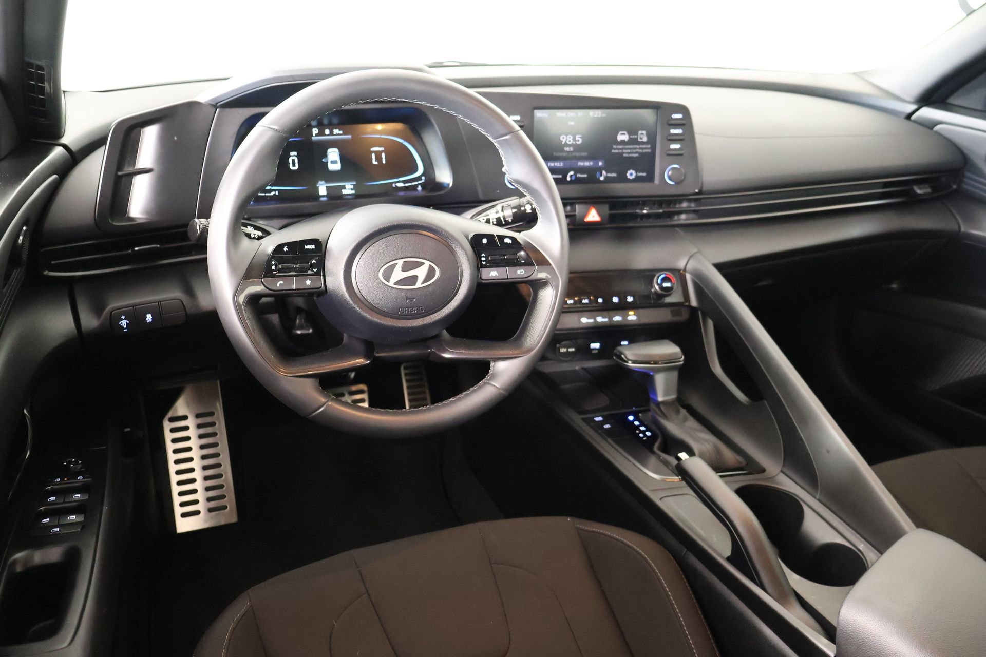 Certified 2025 Hyundai Elantra Sport image 2